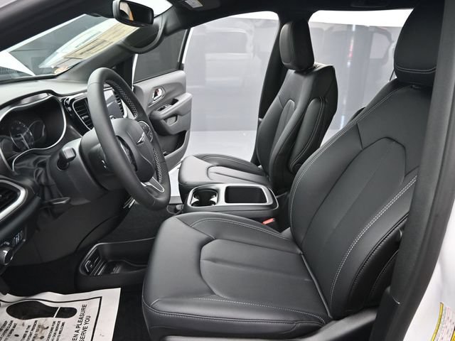 New 2025 Chrysler Voyager LX FWD image 10
