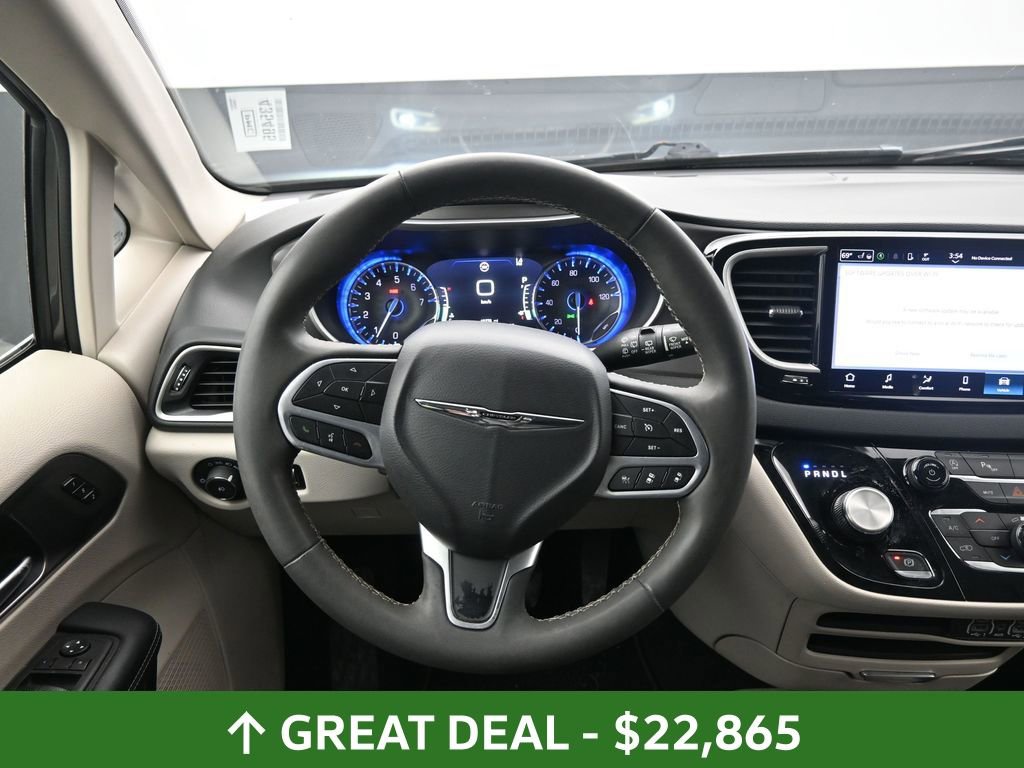 Used 2023 Chrysler Pacifica Touring-L image 35