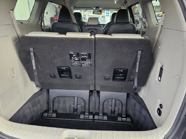 Used 2018 Kia Sedona SX FWD image 15