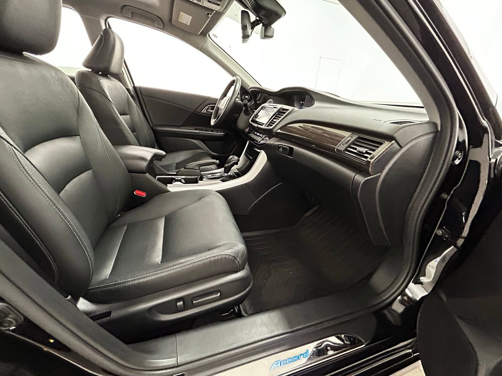 Used 2017 Honda Accord Touring image 39