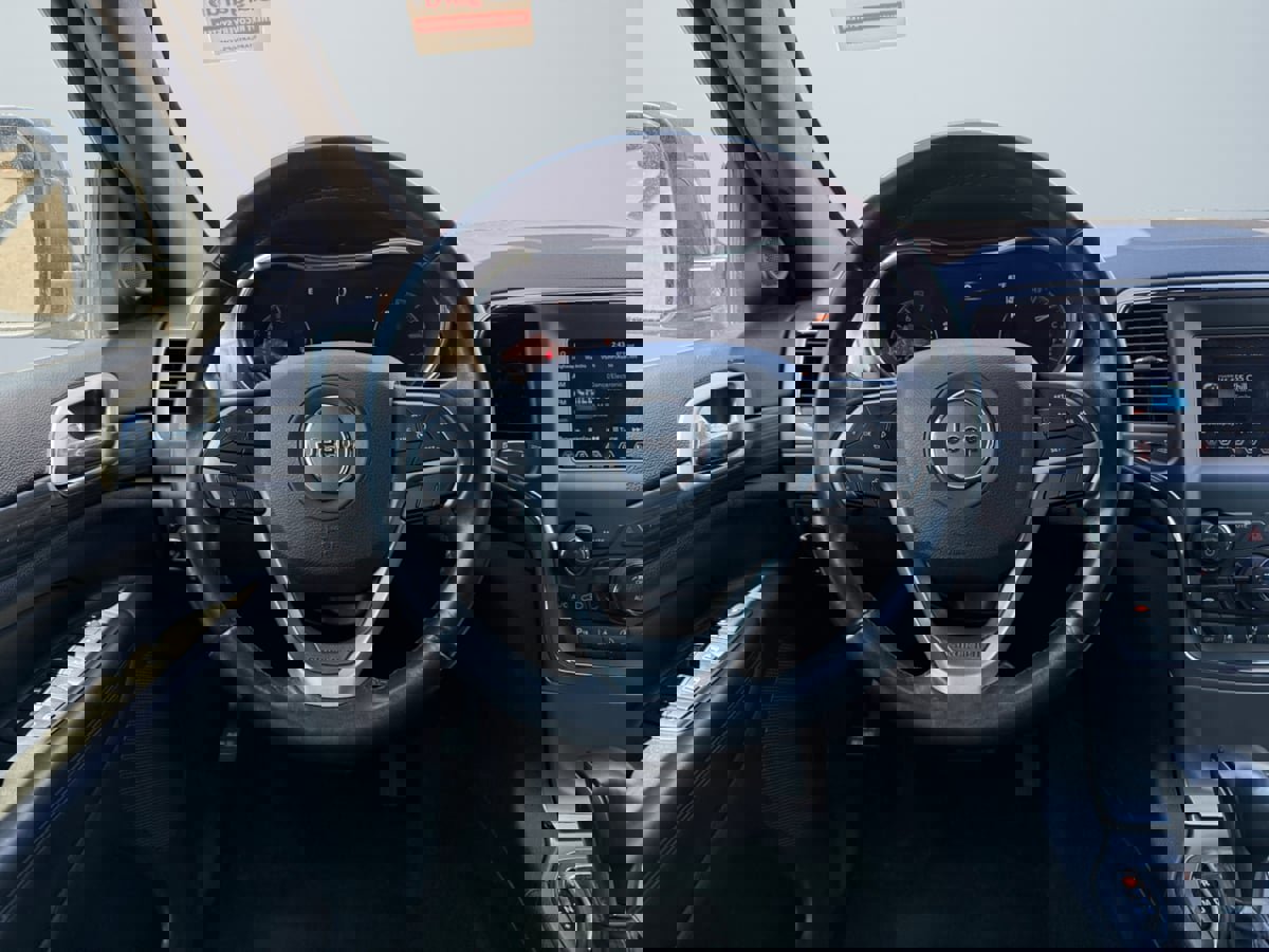 Used 2021 Jeep Grand Cherokee Laredo image 11