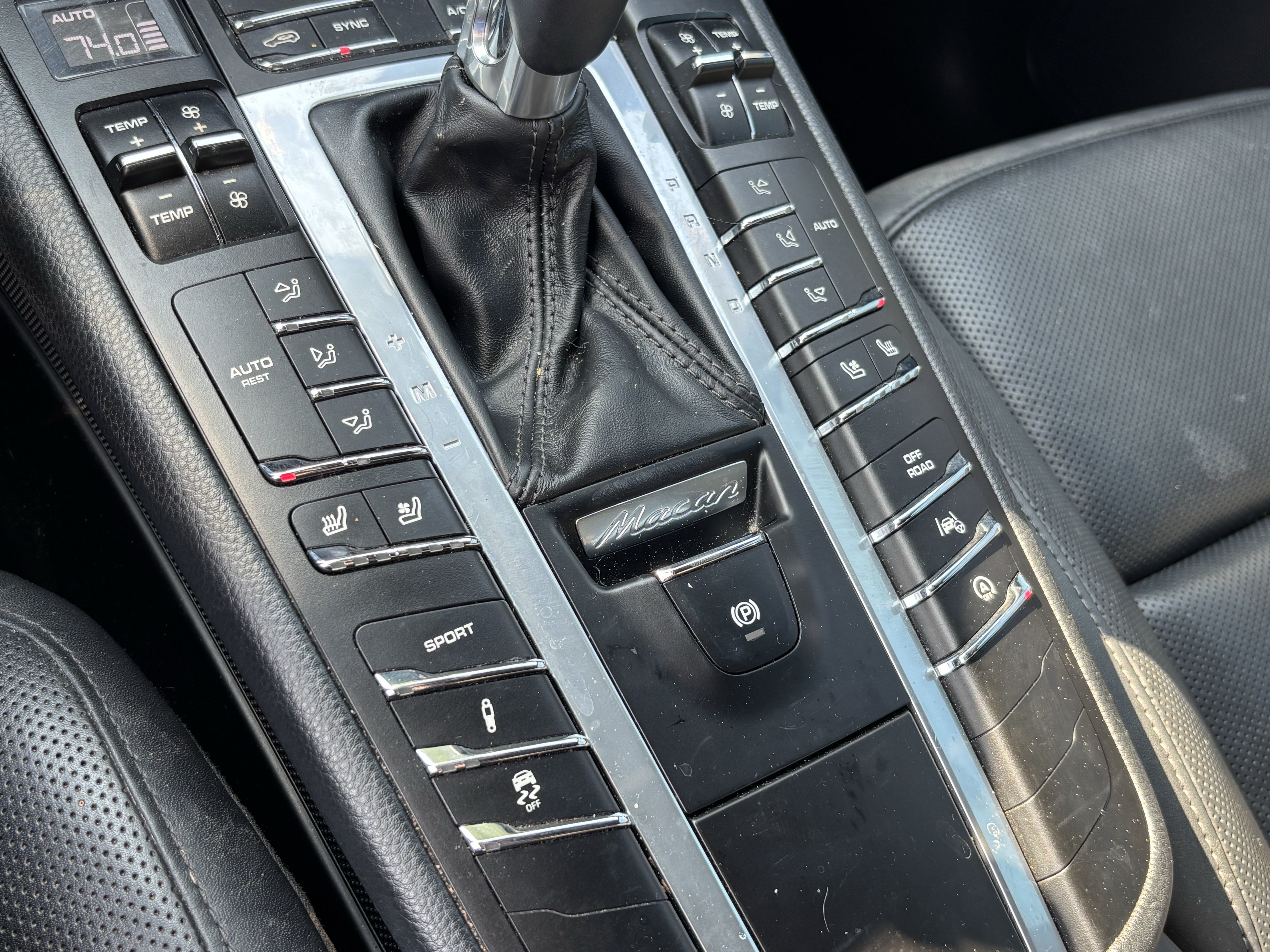 Used 2018 Porsche Macan Turbo AWD/4WD image 27