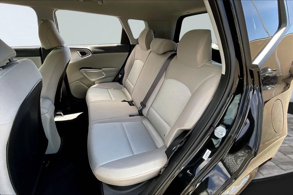 Used 2025 Kia Soul LX w/ LX Technology Package FWD image 22