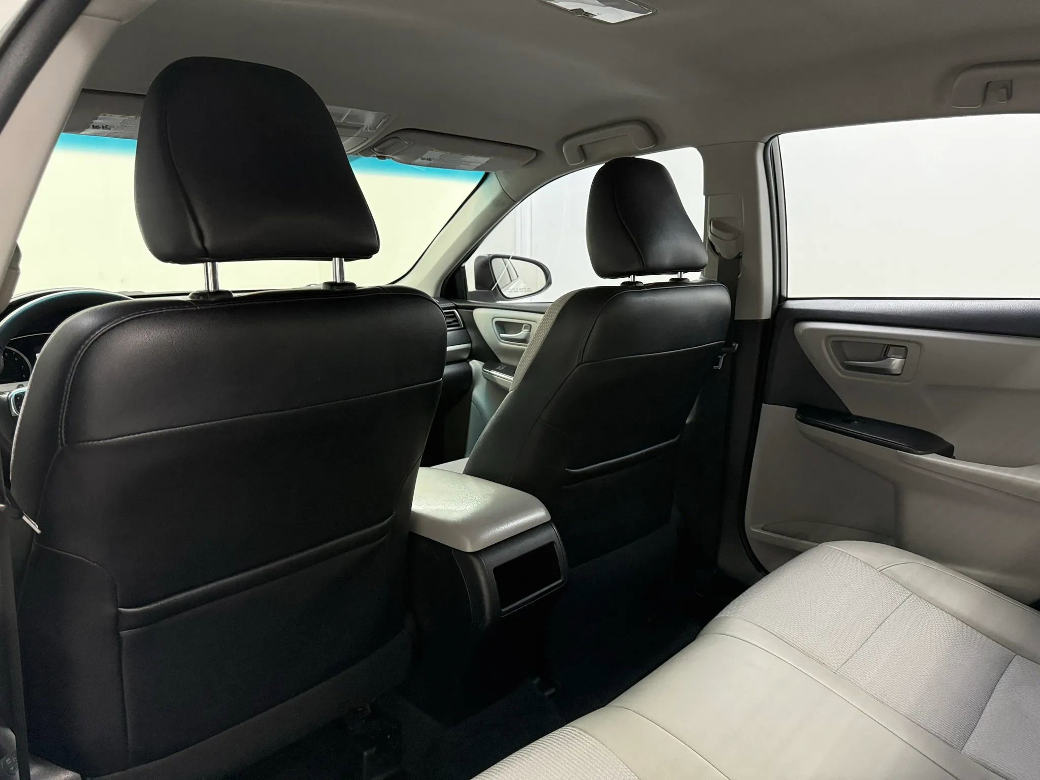 Used 2017 Toyota Camry SE FWD image 14