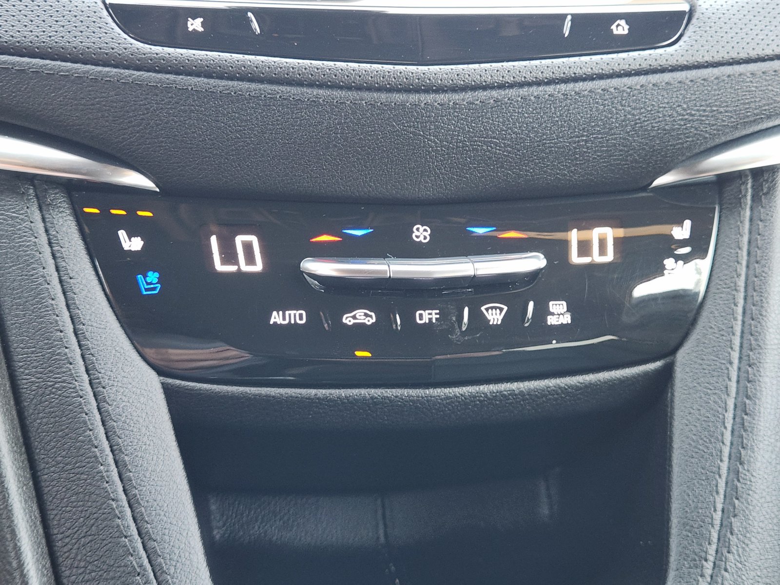 Used 2022 Cadillac XT5 Premium Luxury w/ LPO, Floor Liner Package AWD/4WD image 19