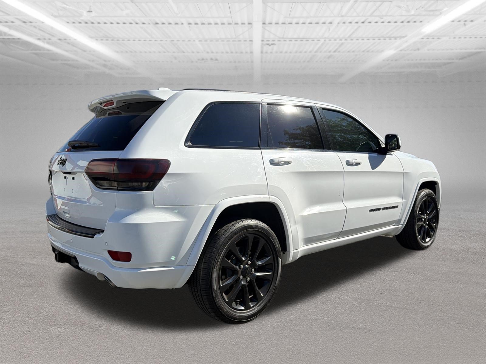Used 2017 Jeep Grand Cherokee Altitude RWD image 5