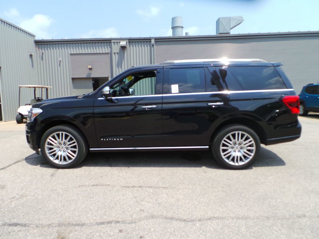 Used 2024 Ford Expedition Platinum image 3