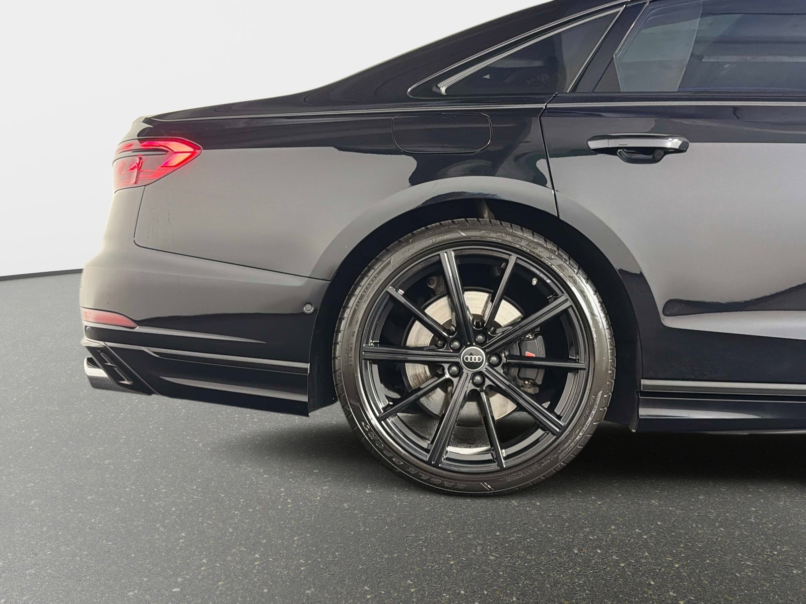 Used 2024 Audi S8 AWD/4WD image 18