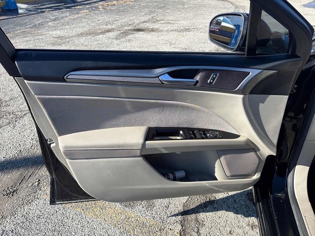 Used 2017 Ford Fusion SE w/ Fusion SE Technology Package image 10