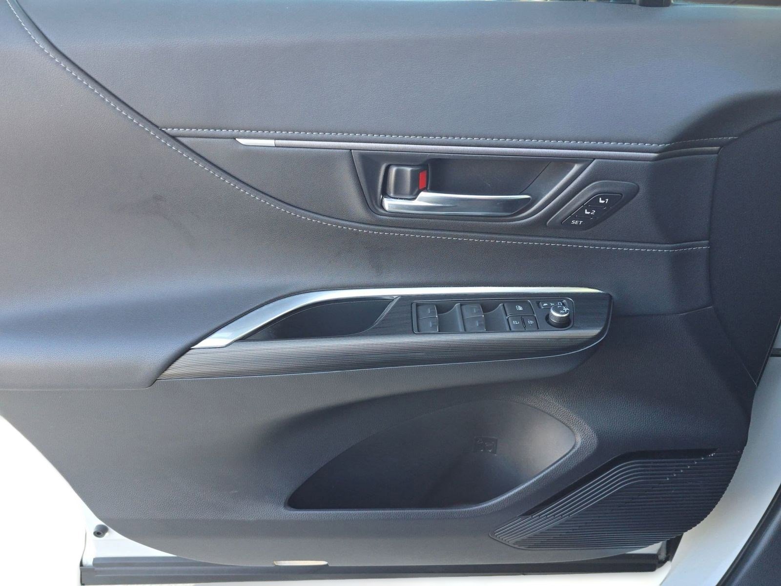 Used 2023 Toyota Venza Limited image 11