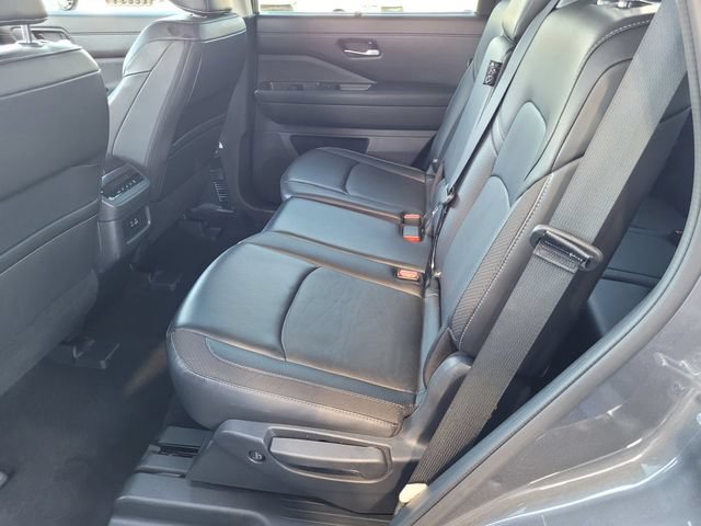 Used 2025 Nissan Pathfinder SL FWD image 17