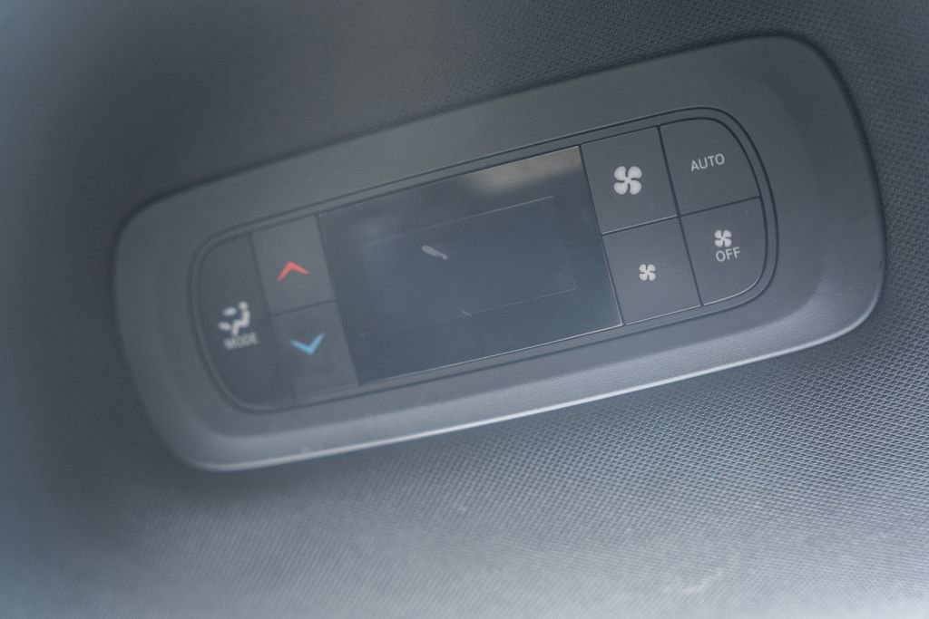 Used 2025 Chrysler Pacifica Select image 37