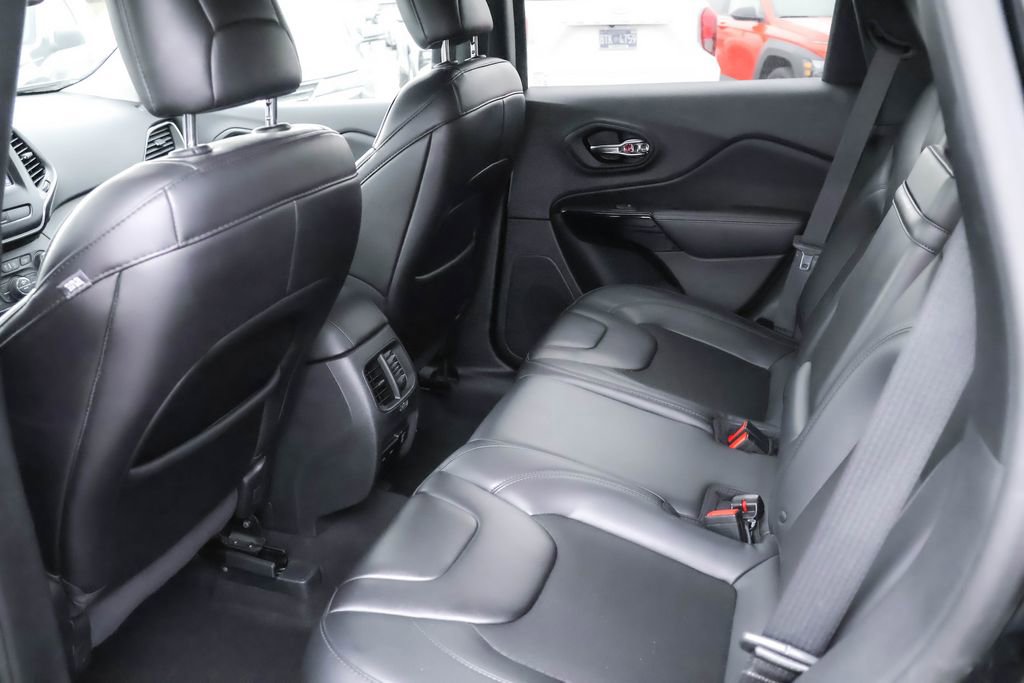 Used 2019 Jeep Cherokee Latitude Plus FWD image 28