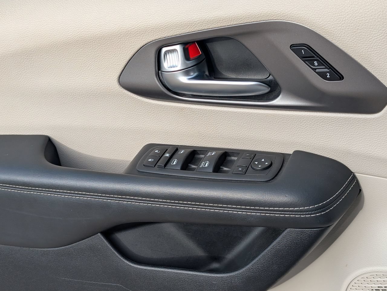 Used 2023 Chrysler Pacifica Touring-L FWD image 24