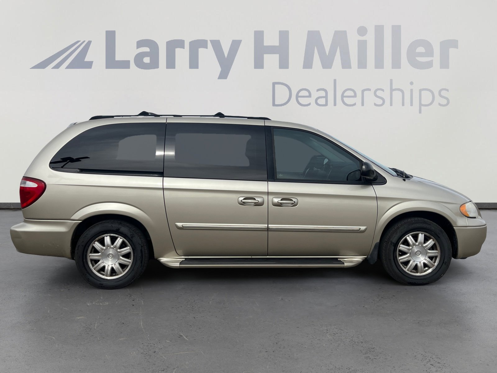 Used 2005 Chrysler Town & Country Touring w/ Trailer Tow Group image 6