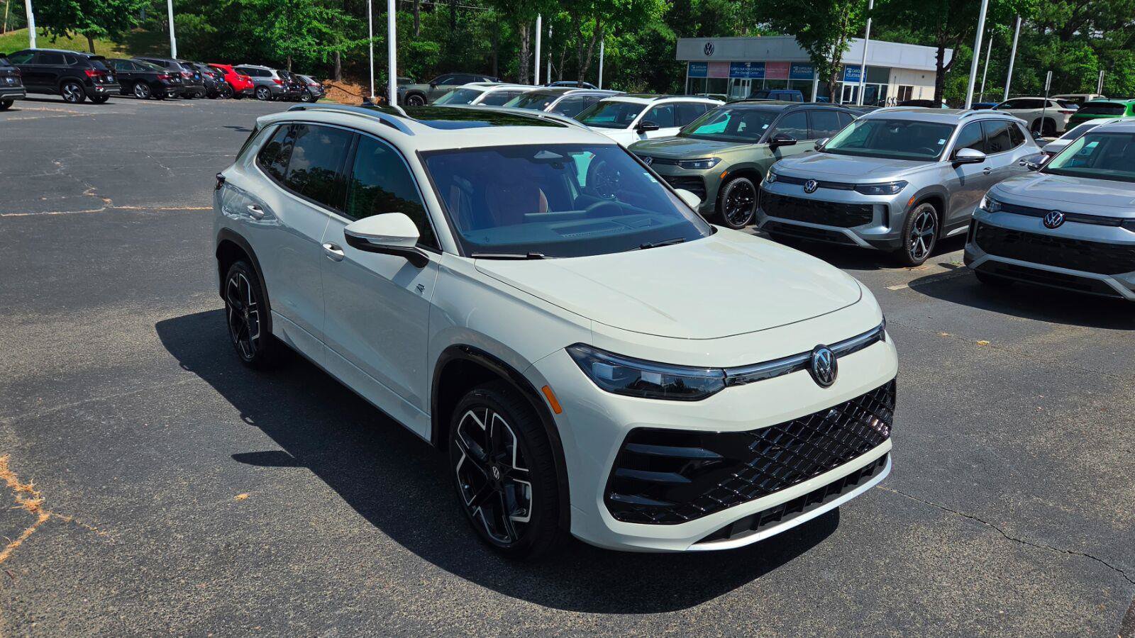 New 2027 Volkswagen Tiguan SEL R-Line AWD/4WD image 7