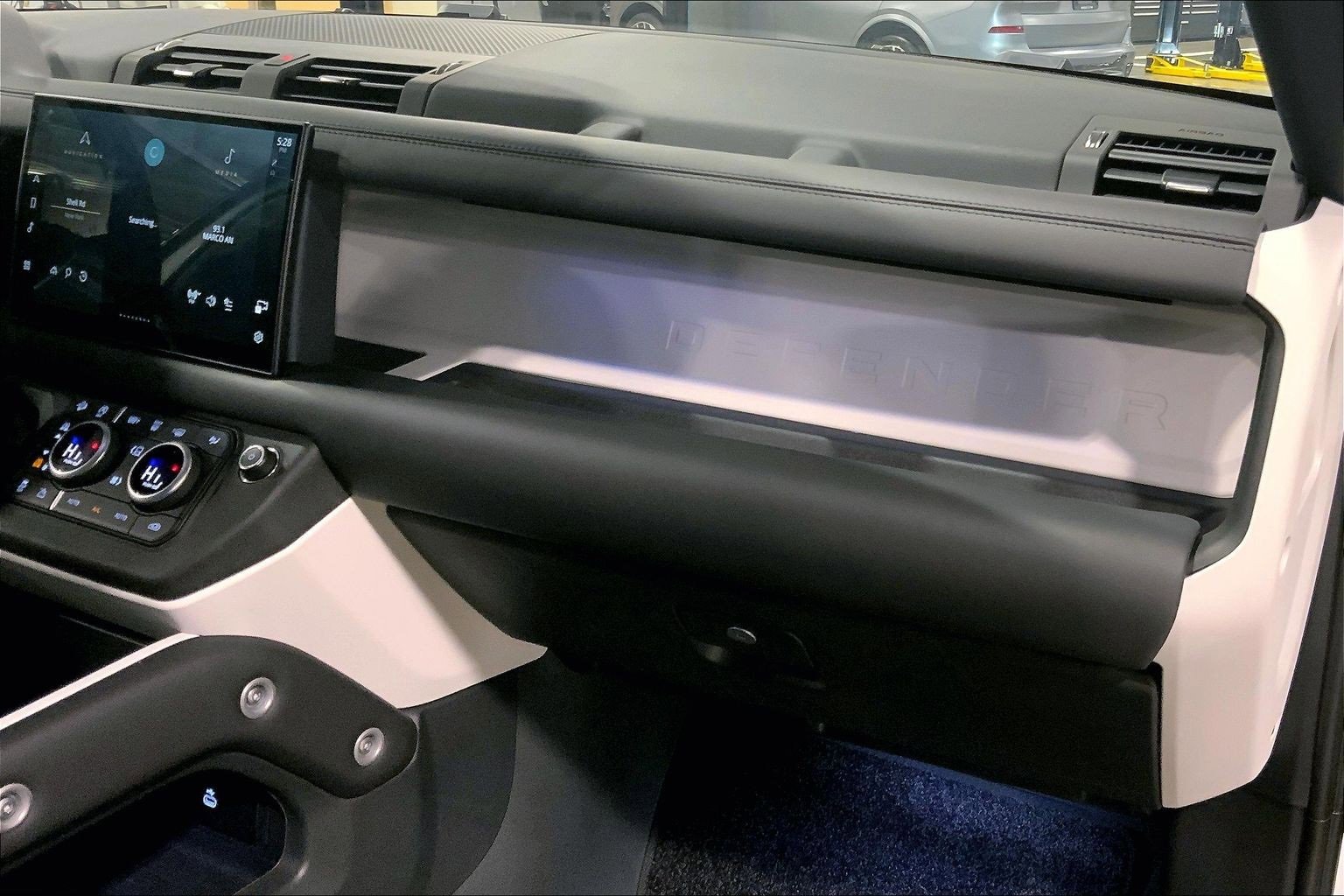 Used 2025 Land Rover Defender 130 X-Dynamic SE image 18