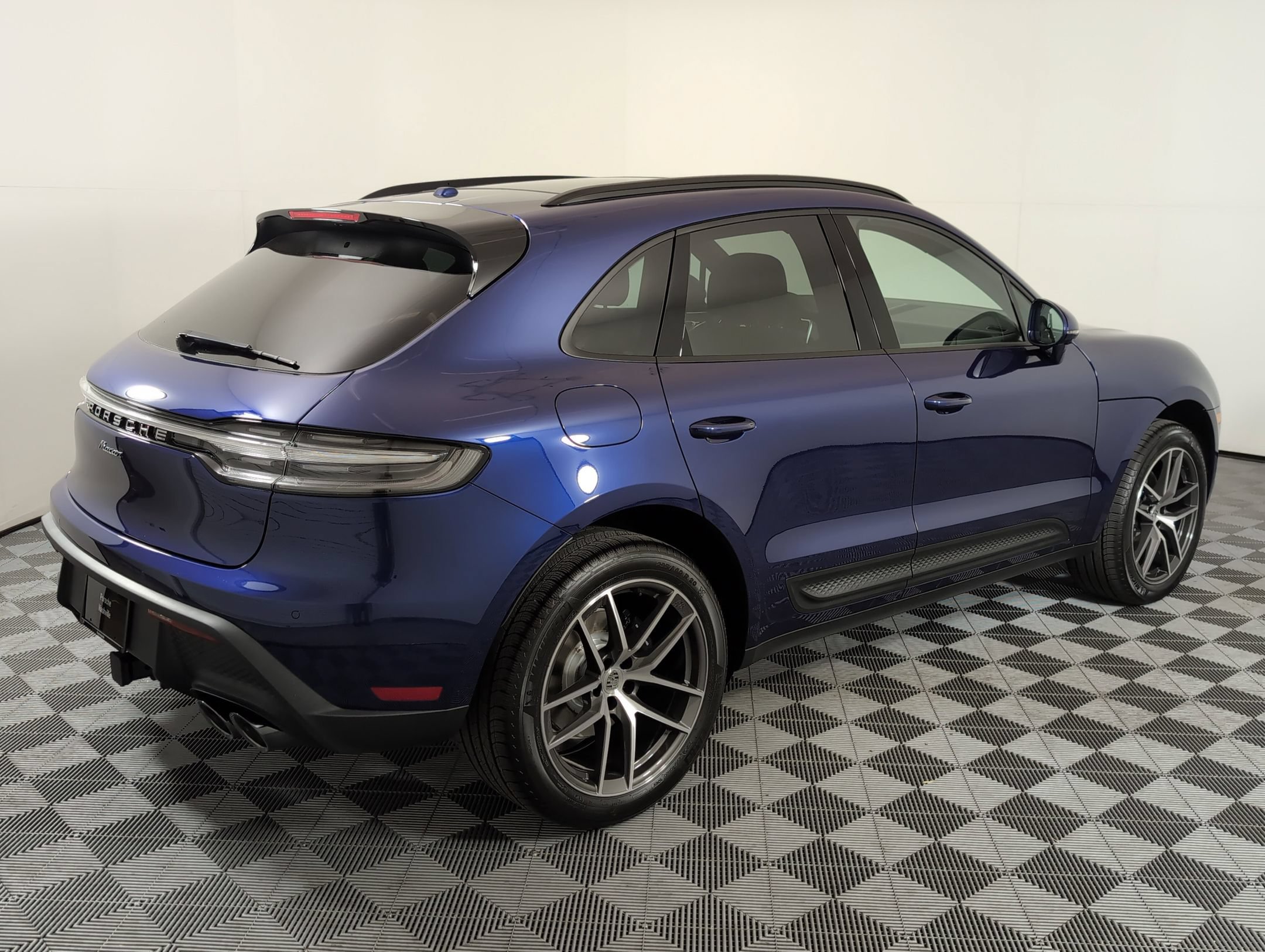 Certified 2025 Porsche Macan AWD/4WD image 8