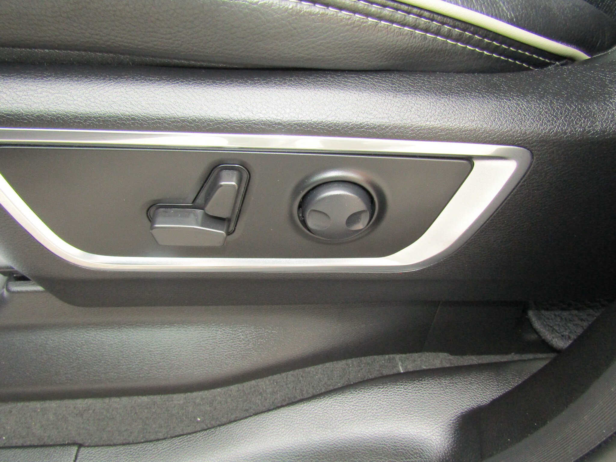 Used 2024 RAM 1500 Laramie AWD/4WD image 23