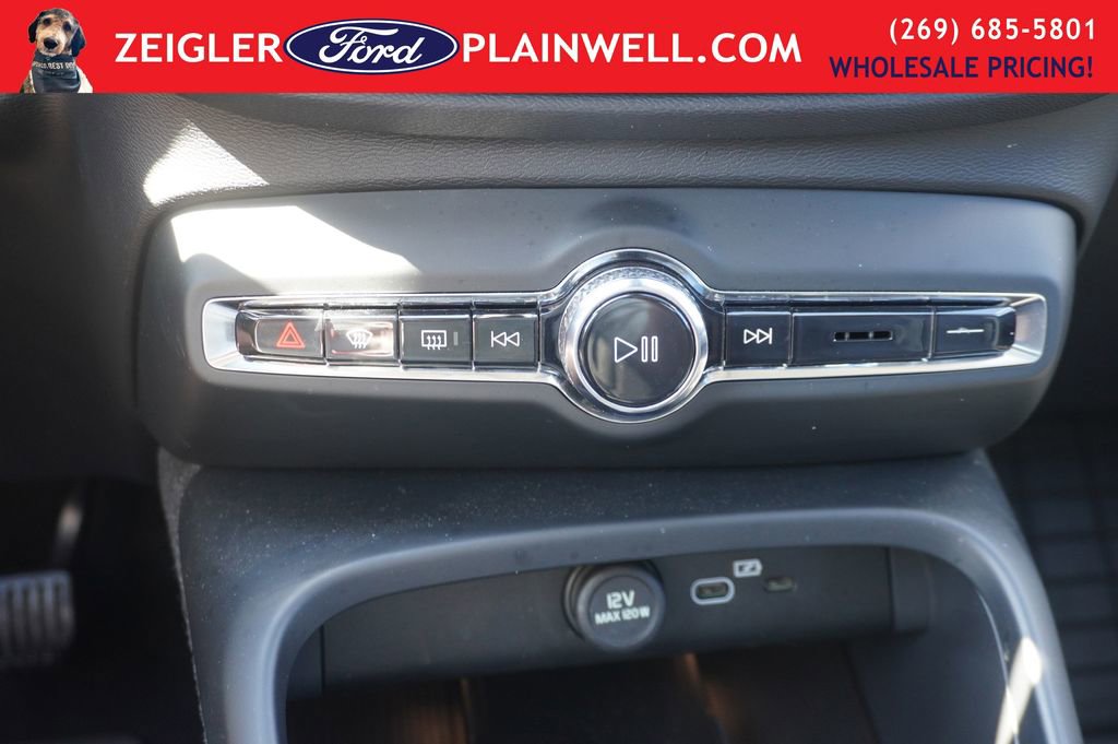 Used 2023 Volvo XC40 B5 Plus w/ Protection Package Premier image 24