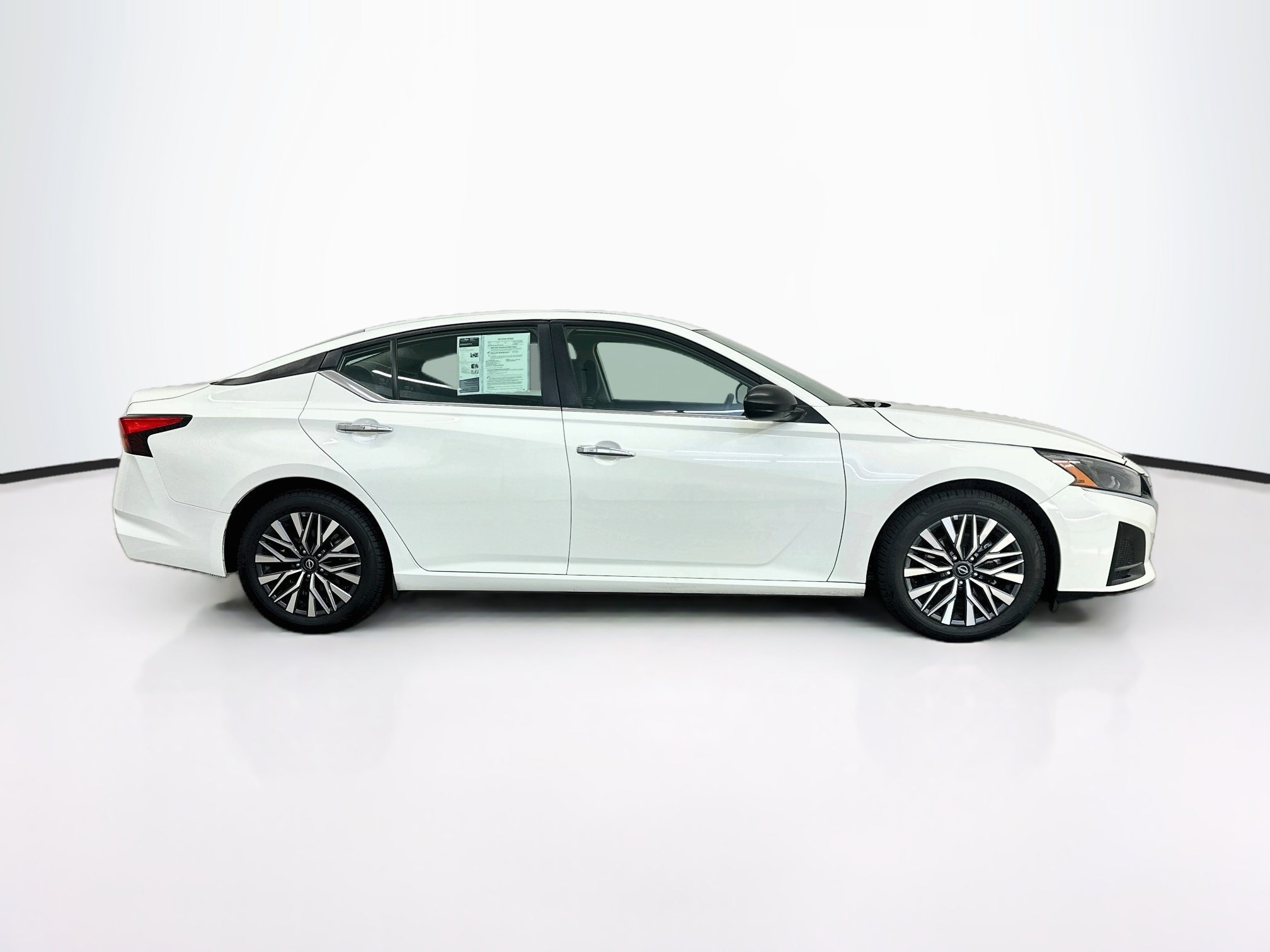 Used 2025 Nissan Altima 2.5 SV FWD image 10