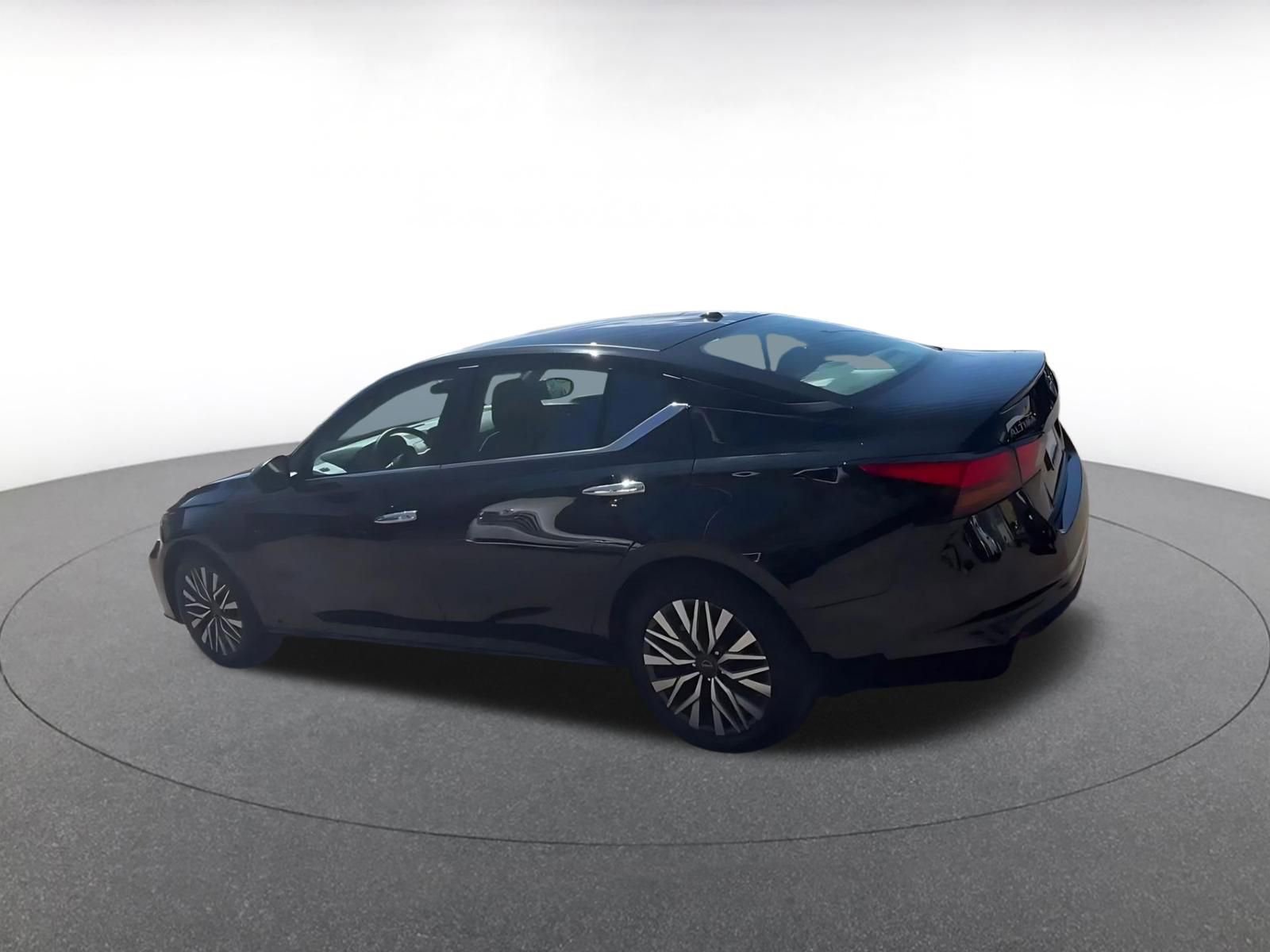 Used 2025 Nissan Altima 2.5 SV image 9