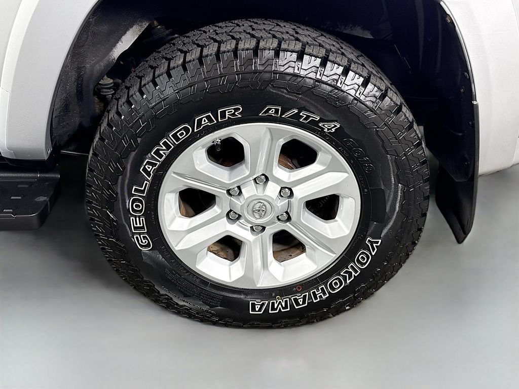 Used 2015 Toyota 4Runner SR5 AWD/4WD image 32