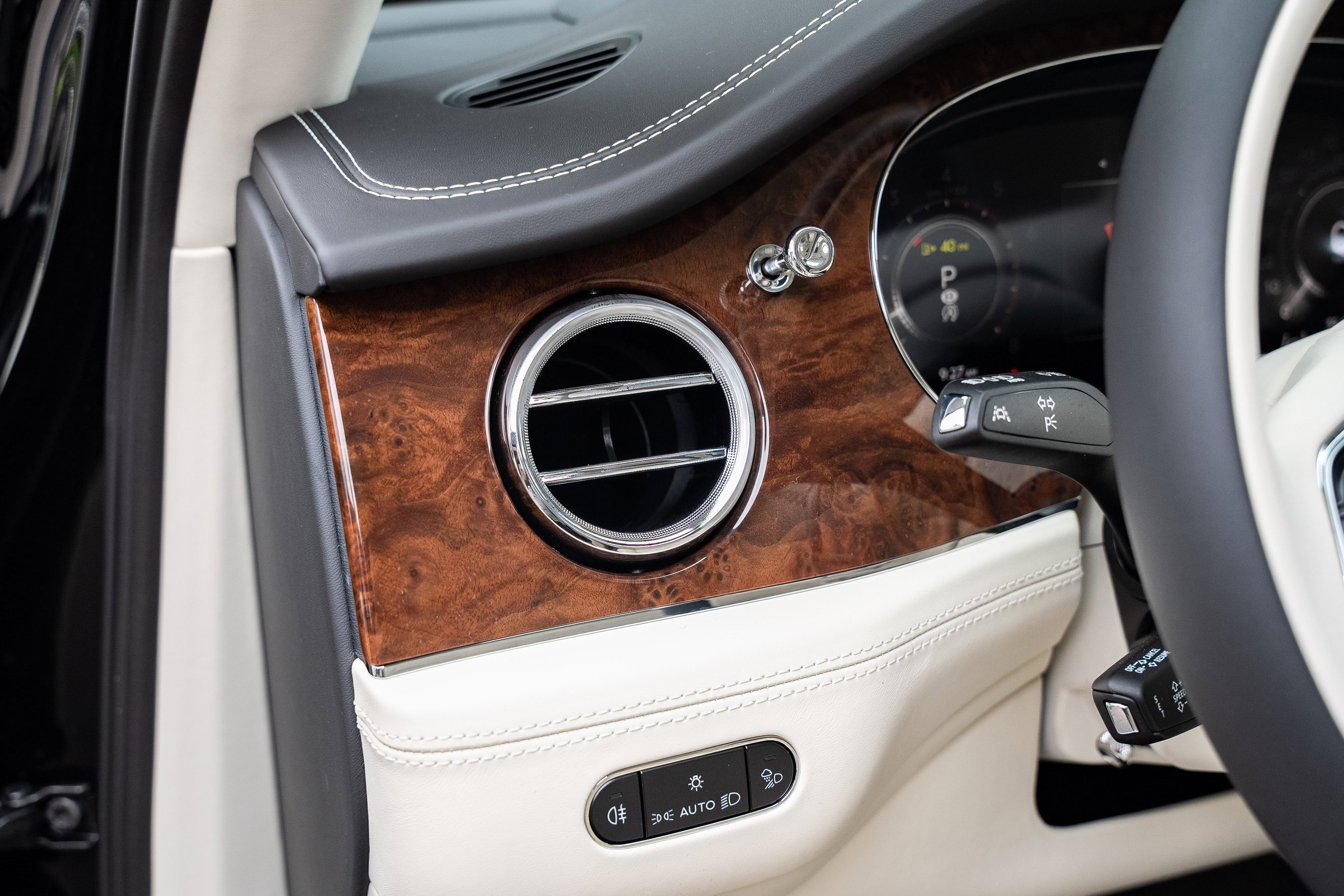 Used 2024 Bentley Bentayga Extended Wheelbase image 18