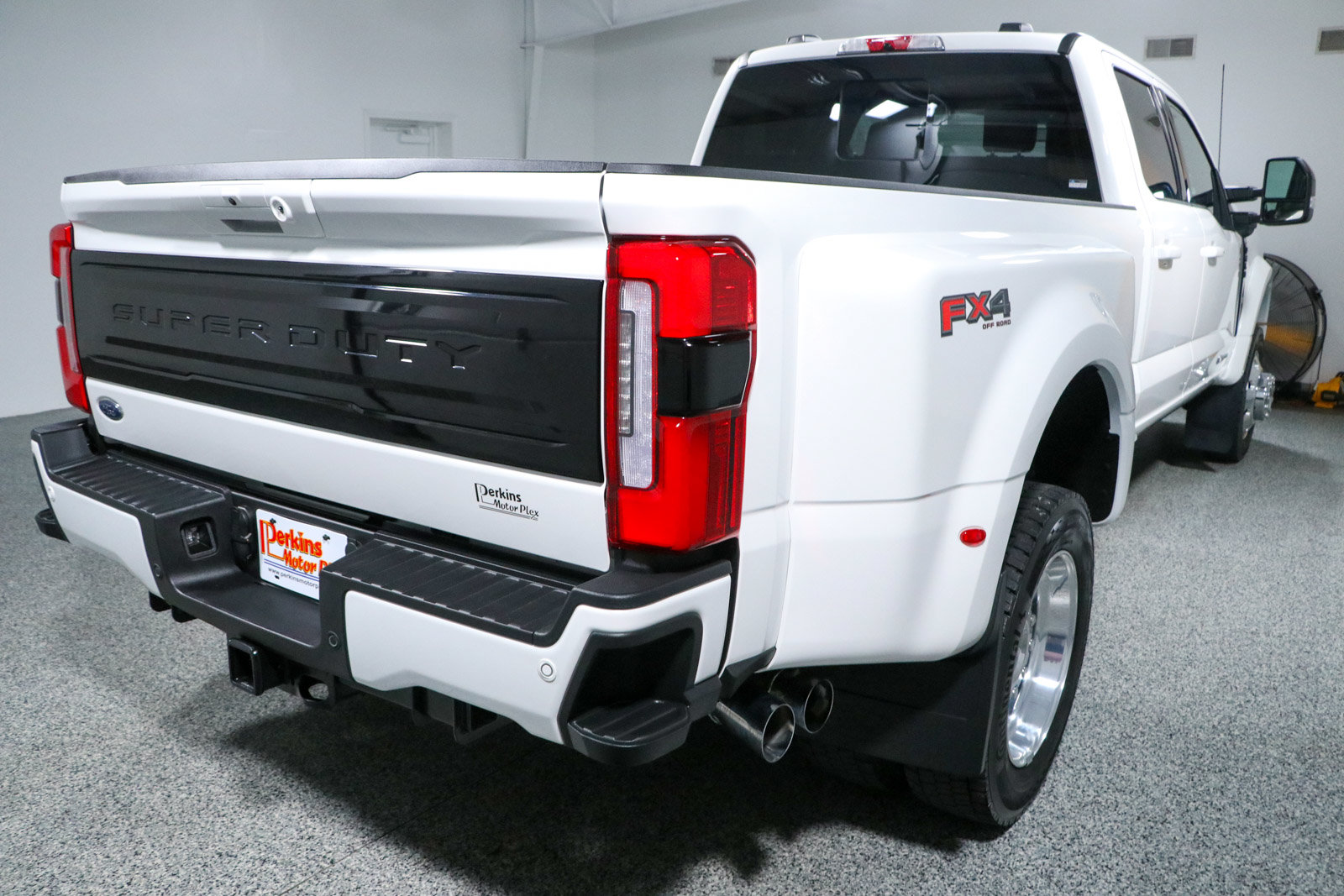 Used 2025 Ford F450 Platinum w/ FX4 Off-Road Package AWD/4WD image 7