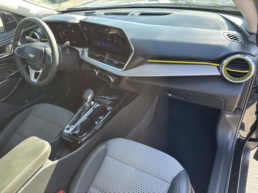 Certified 2025 Chevrolet Trax LT w/ Driver Confidence Package image 12