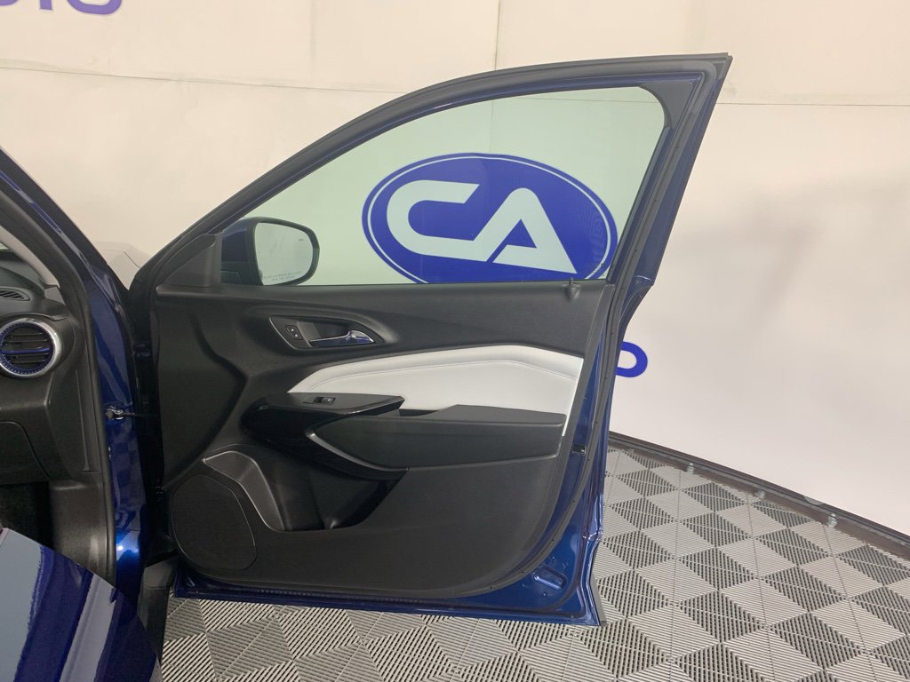 Used 2024 Chevrolet Trax LT w/ Sunroof Package image 40
