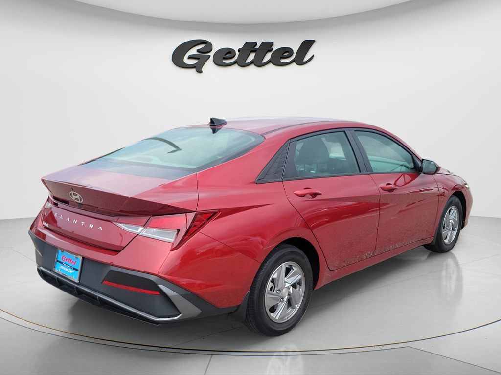 Used 2024 Hyundai Elantra SE FWD image 5