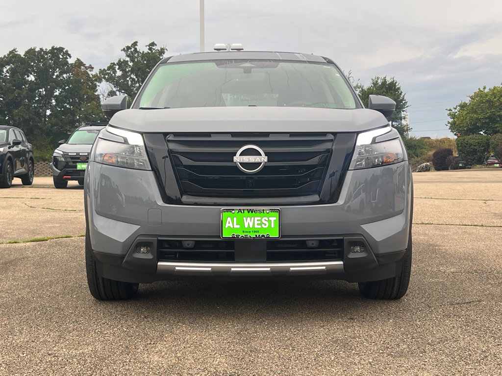 New 2025 Nissan Pathfinder Platinum image 2