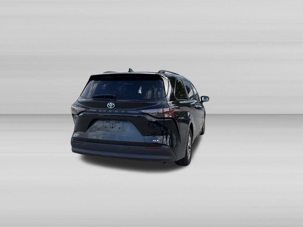 Used 2025 Toyota Sienna XLE FWD image 7