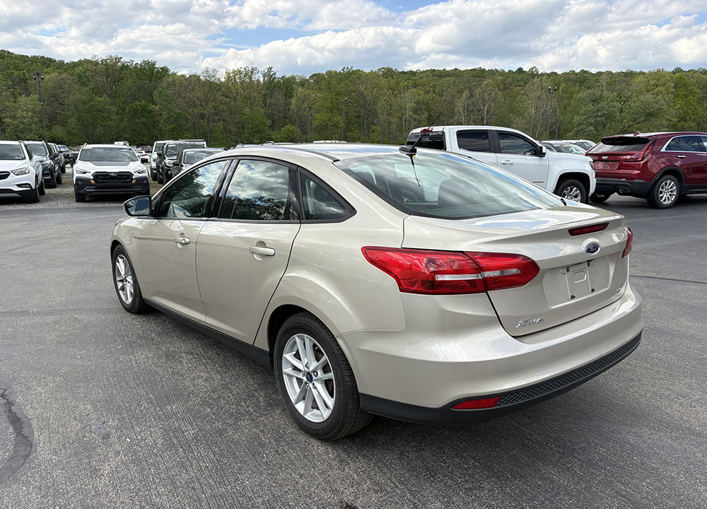 Used 2017 Ford Focus SE FWD image 2