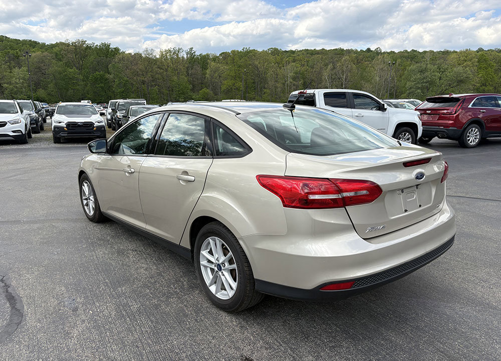 Used 2017 Ford Focus SE FWD image 2