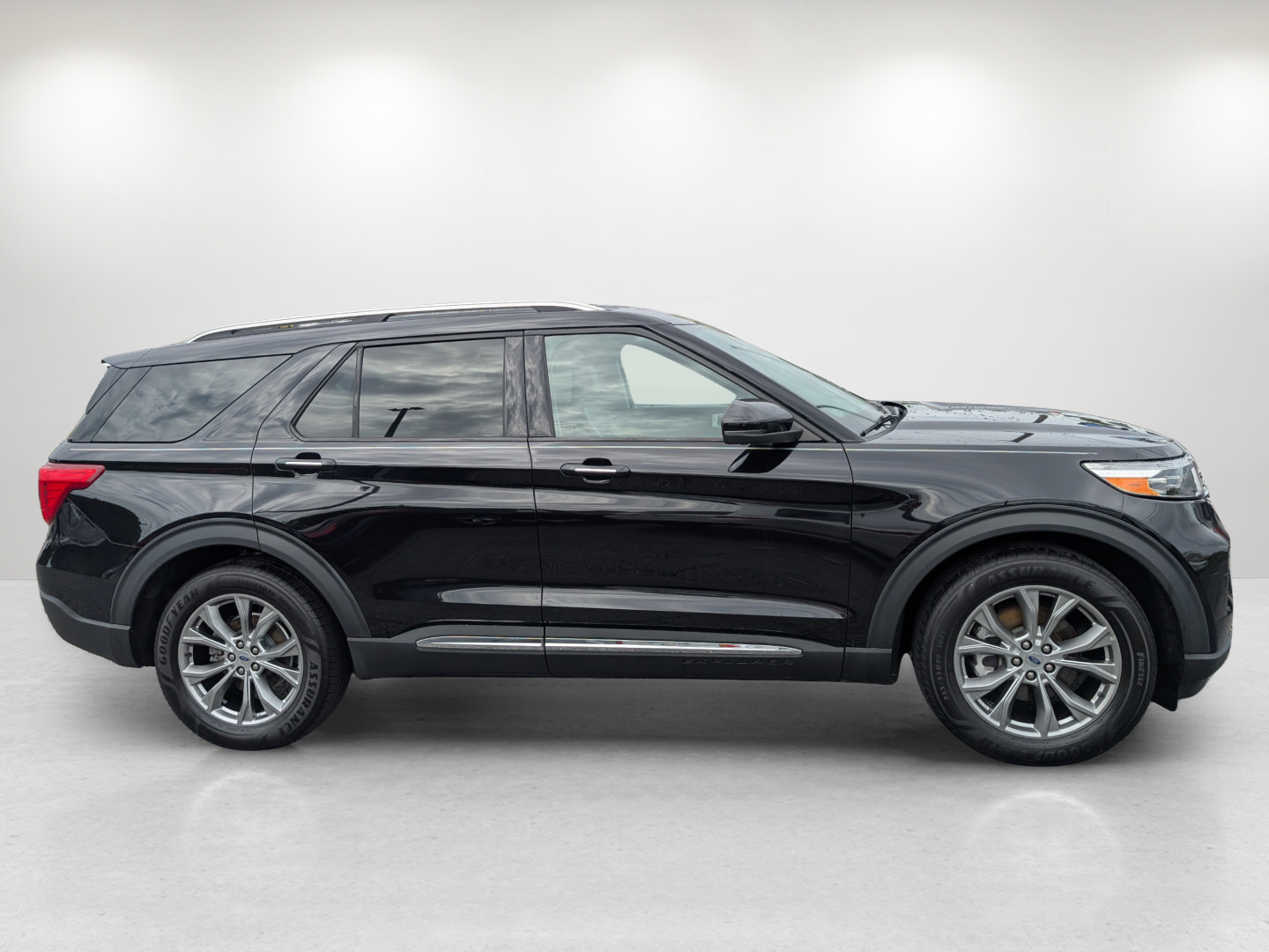 Used 2022 Ford Explorer Limited w/ Equipment Group 301A RWD image 4