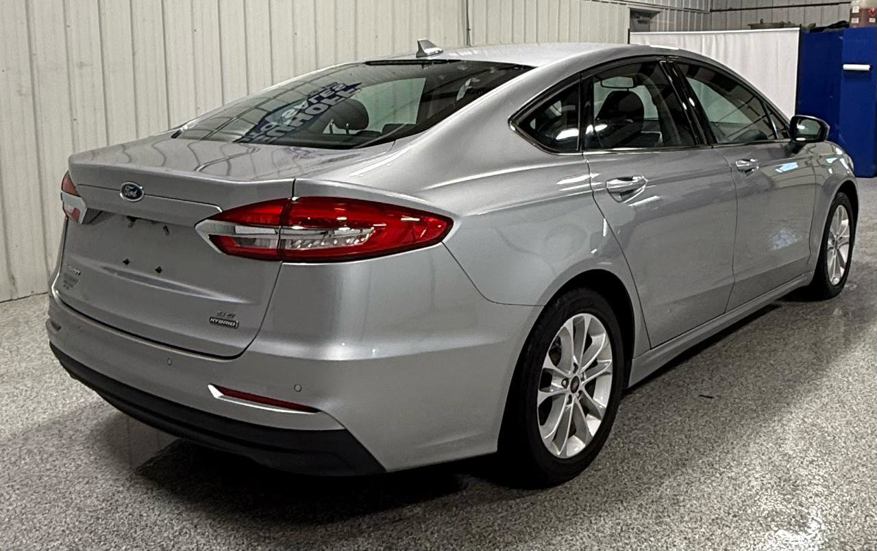 Used 2020 Ford Fusion SE image 4