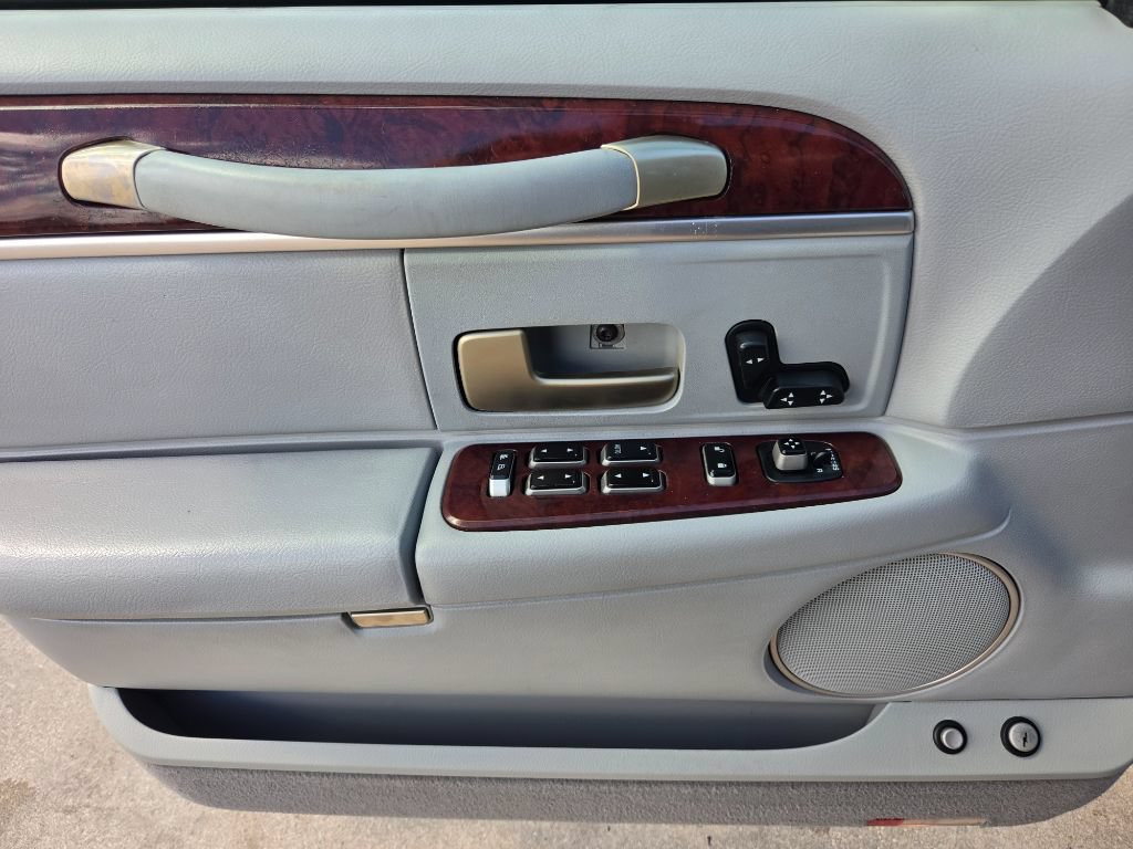 Used 2005 Lincoln Town Car Signature RWD image 14