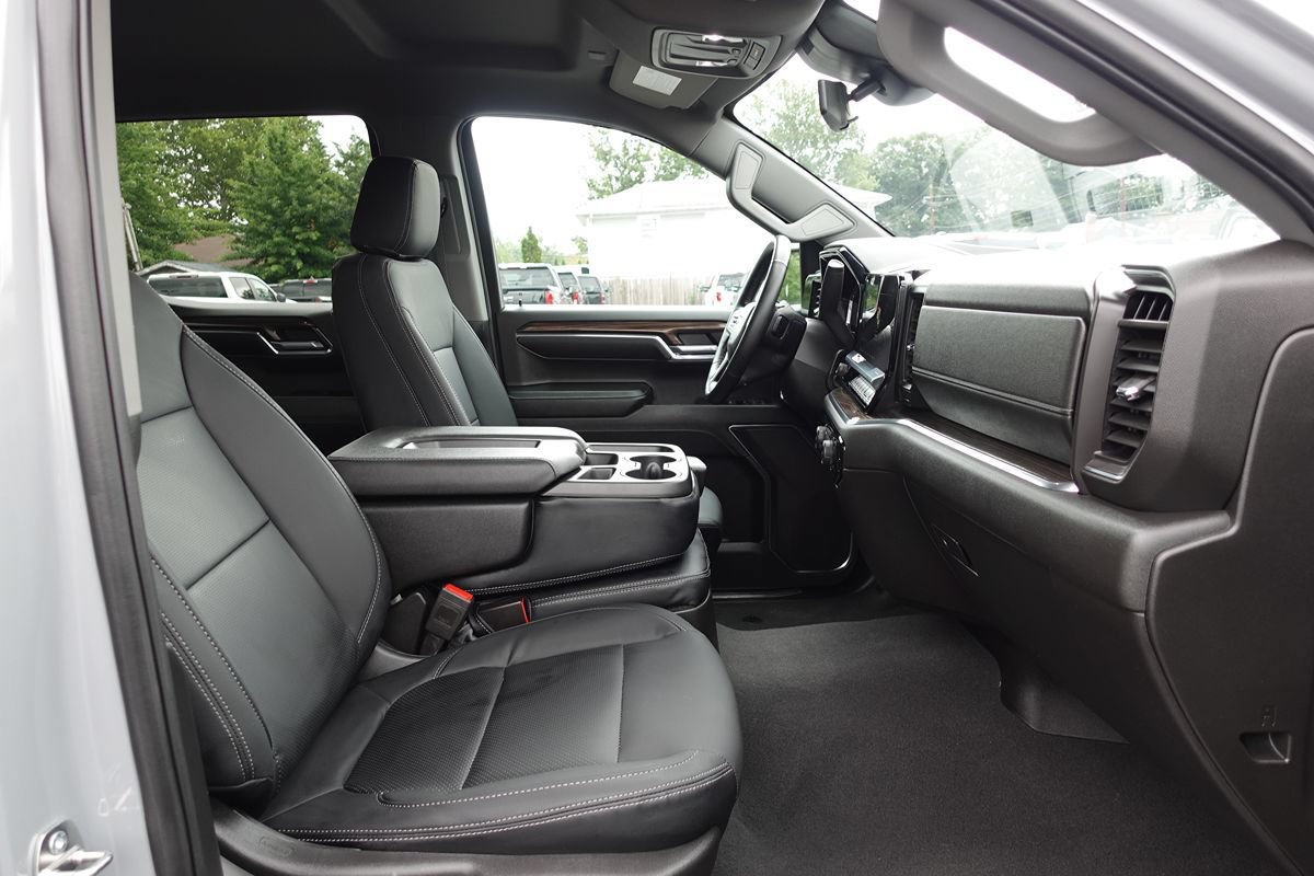 Used 2024 Chevrolet Silverado 1500 LT AWD/4WD image 31