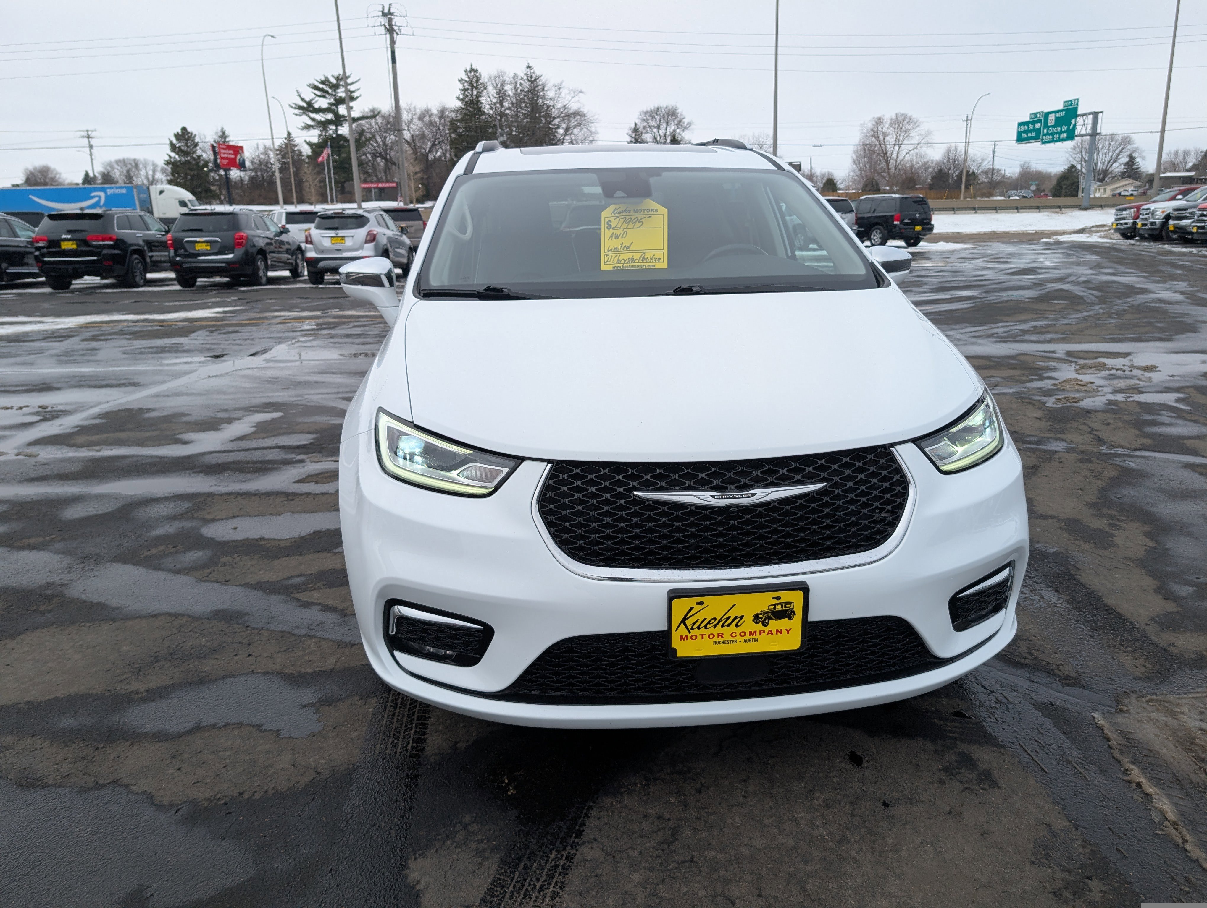 Used 2021 Chrysler Pacifica Limited w/ Uconnect Theater Family Group image 3