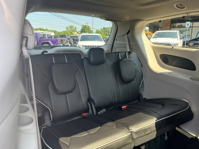 Used 2024 Chrysler Pacifica Limited AWD/4WD image 29
