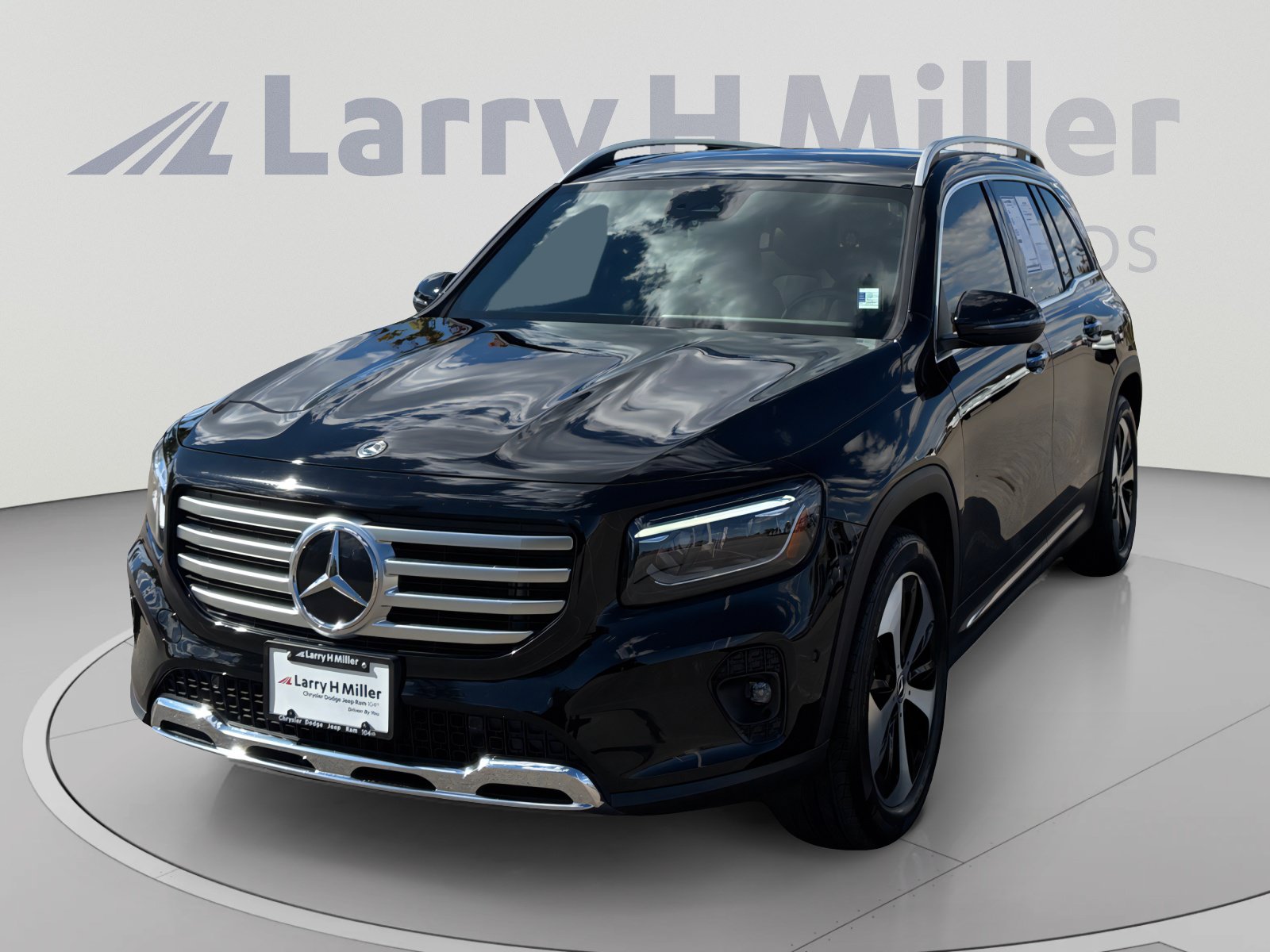 Used 2025 Mercedes-Benz GLB 250 4MATIC image 1