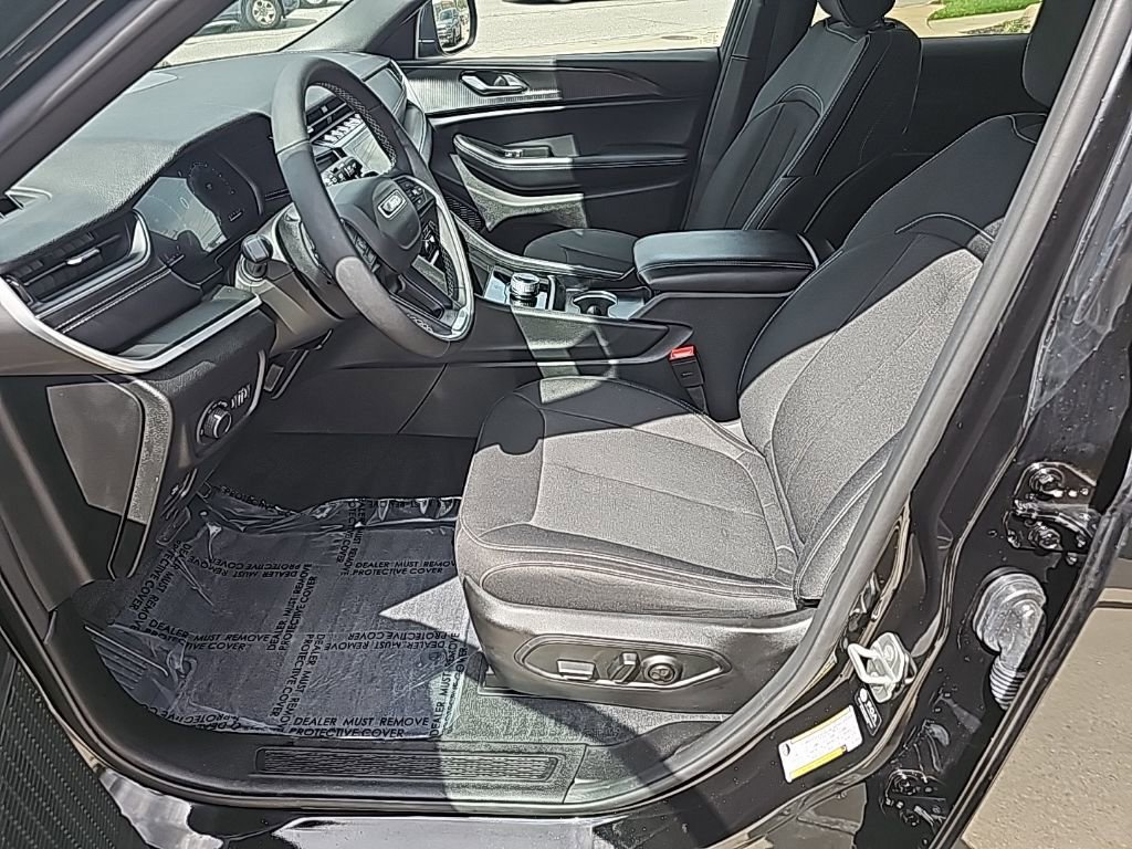 Certified 2025 Jeep Grand Cherokee Laredo w/ Luxury Tech Group I AWD/4WD image 12