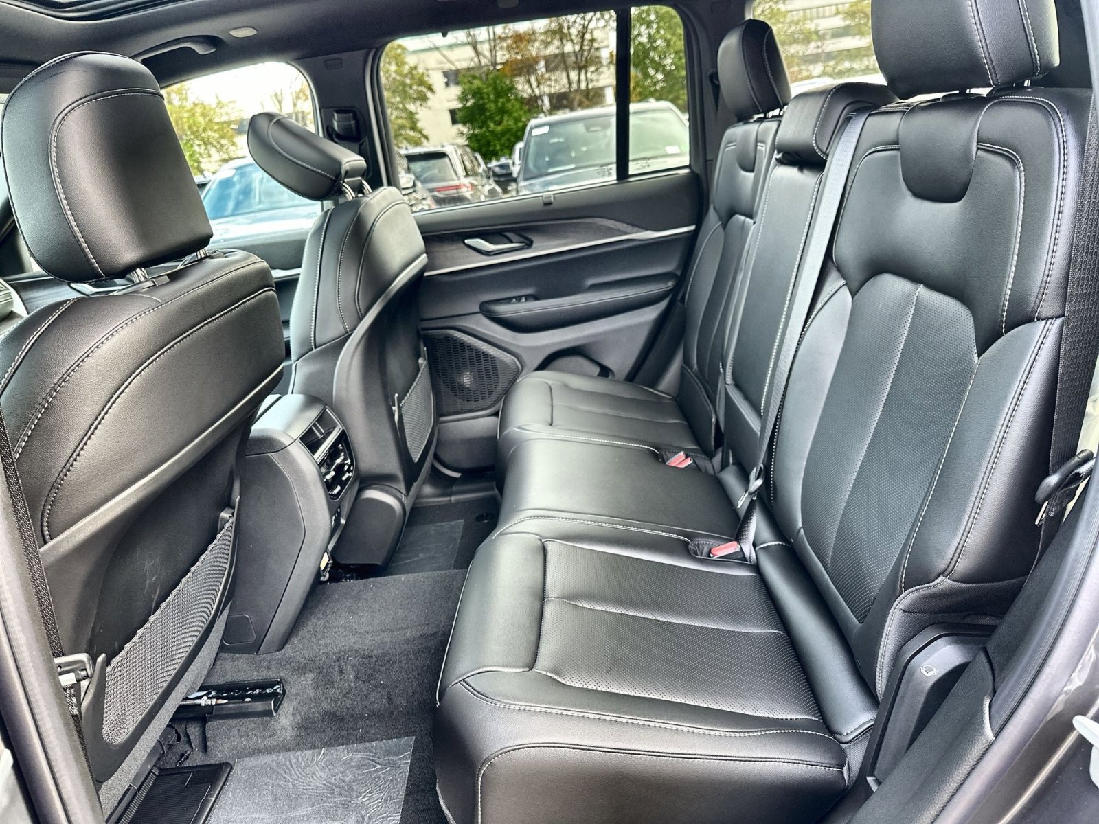 New 2025 Jeep Grand Cherokee Limited w/ Luxury Tech Group II image 25