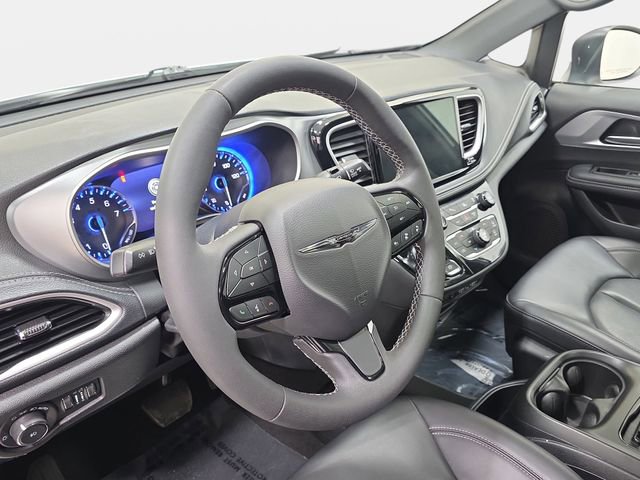Used 2023 Chrysler Pacifica Touring-L w/ Uconnect Theater Family Group image 14