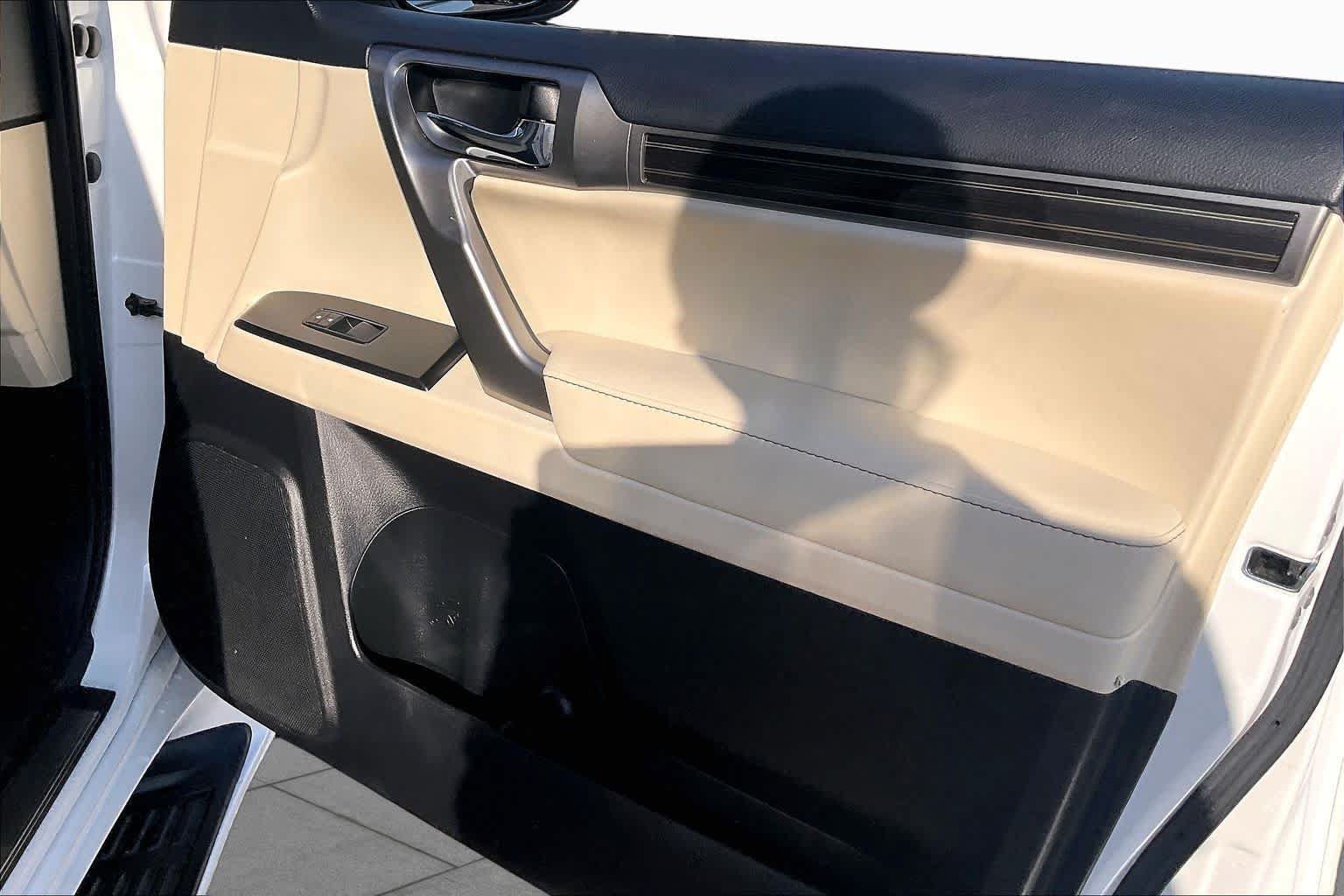 Used 2022 Lexus GX 460 Luxury w/ Sport Design Package AWD/4WD image 23
