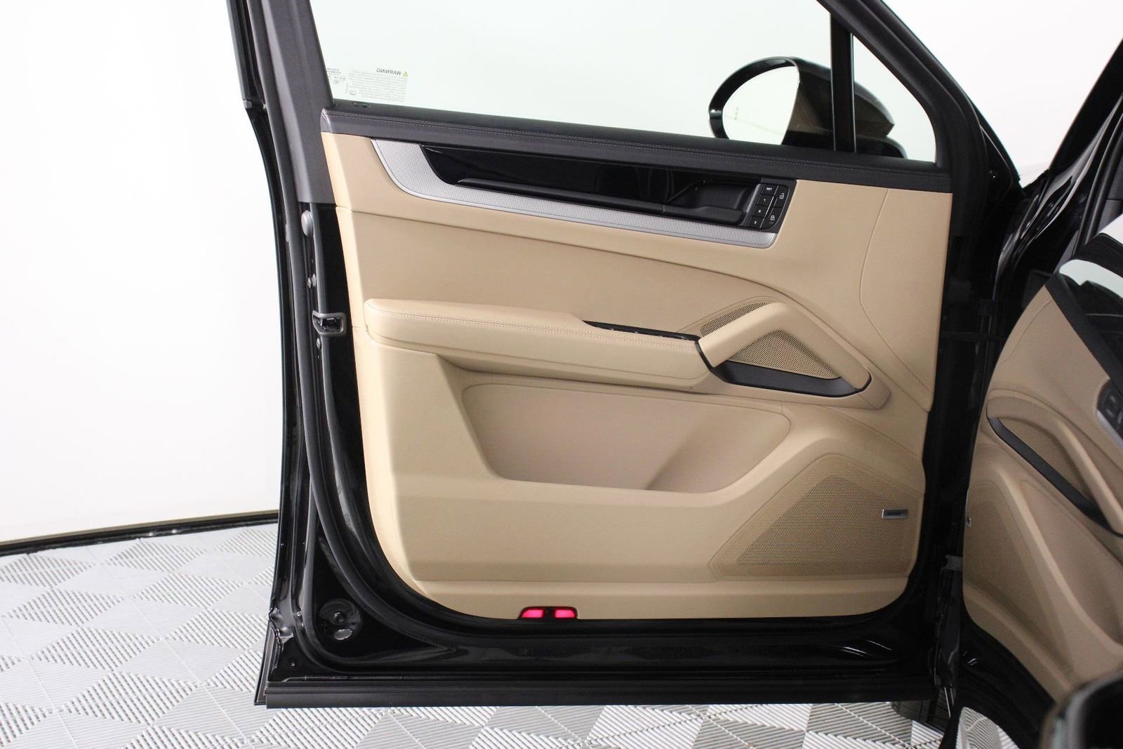 Certified 2025 Porsche Cayenne S image 20