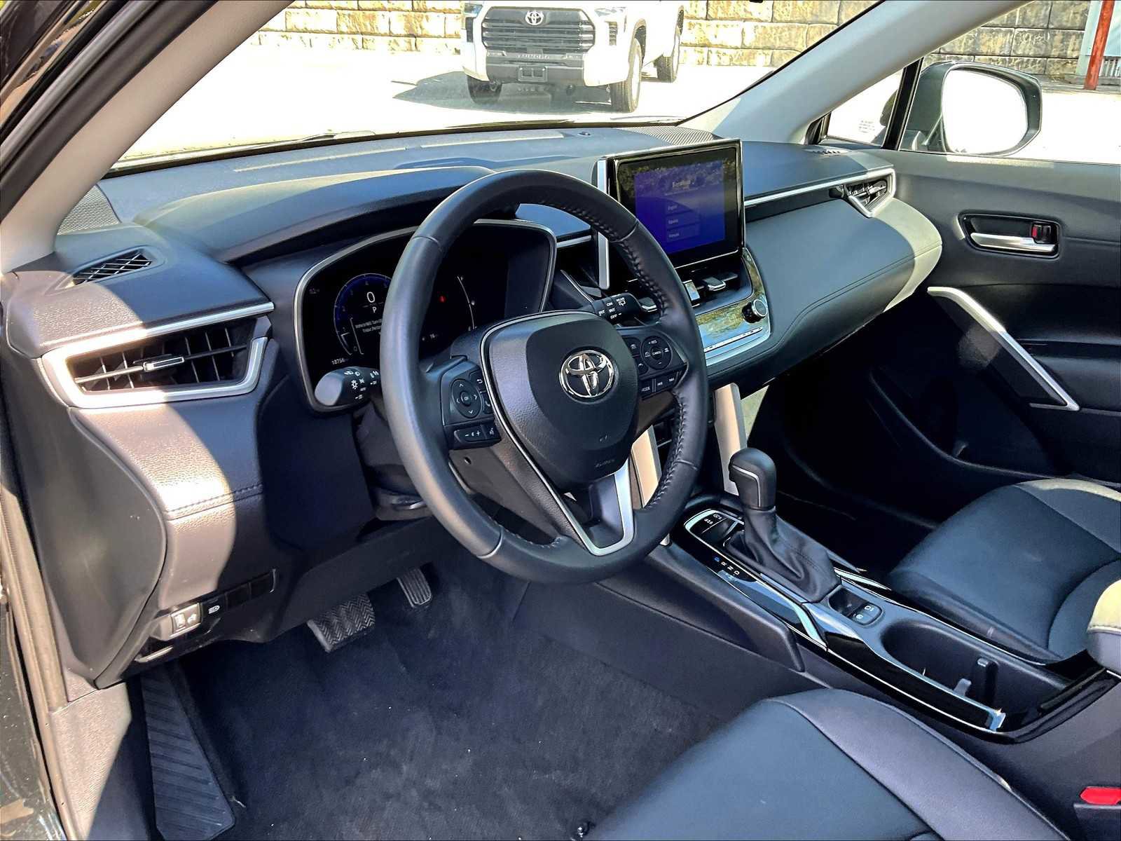 Used 2025 Toyota Corolla Cross XLE image 8