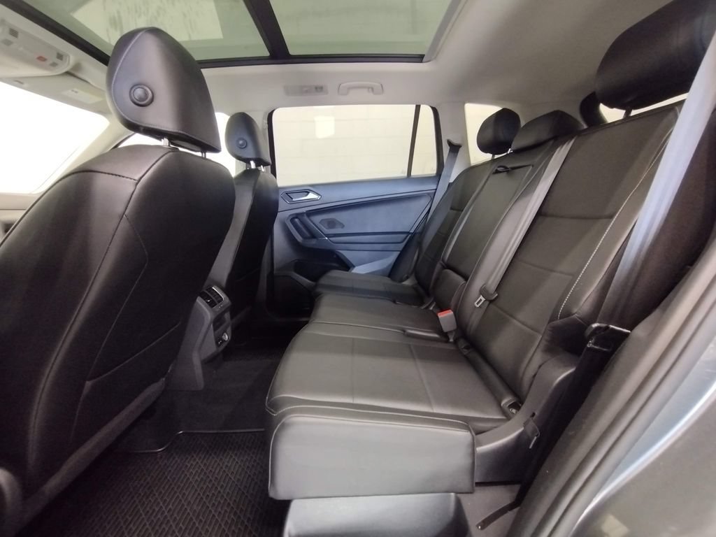 Used 2018 Volkswagen Tiguan SEL AWD/4WD image 35